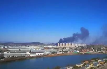 倉(cāng)庫(kù)里往外冒著滾滾黑煙，把周圍的天空染上烏黑色。